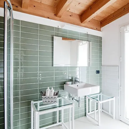 Daire White Attic - By Myhomeincomo Camnago Volta