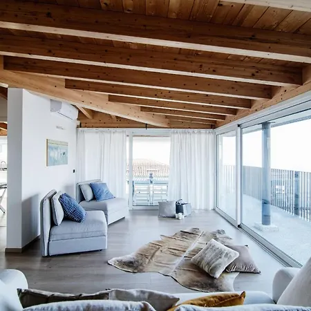 Daire White Attic - By Myhomeincomo *