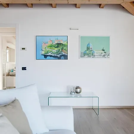 Daire White Attic - By Myhomeincomo Camnago Volta