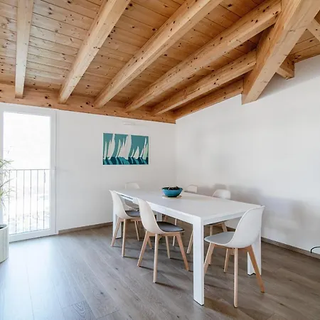 Daire White Attic - By Myhomeincomo Camnago Volta