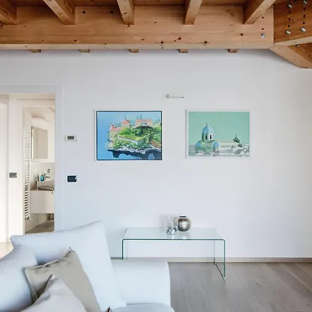White Attic - By Myhomeincomo Daire Camnago Volta